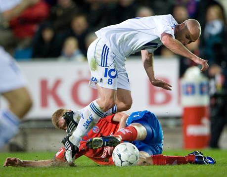 Thomas Olsson, Göteborg, stoppas av Markus Holgersson,