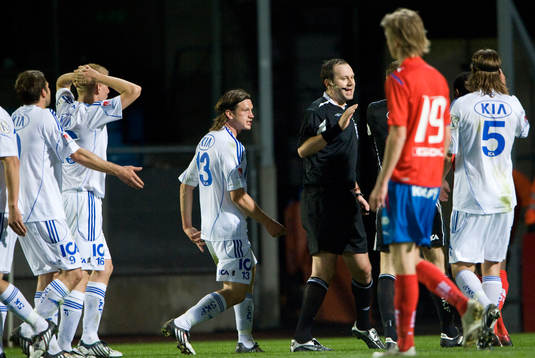 Jonas Eriksson, domare, har dömt straff och IFK protesterar