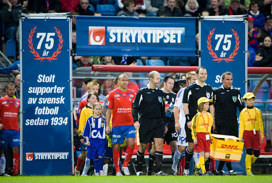 Henrik Larsson i täten när lagen marscherar in
