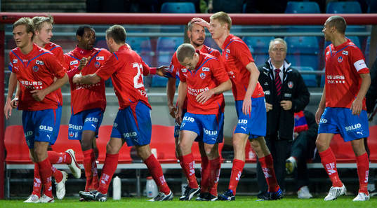 Hela HIF jublar och hjälten Marcus Lantz grattas. Jubel,