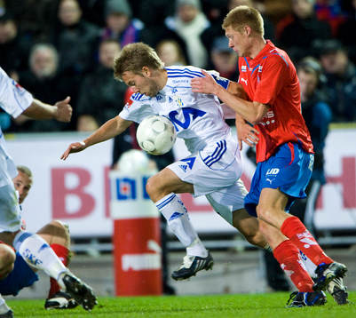 Adam Johansson, Göteborg, trycks i ryggen av Markus