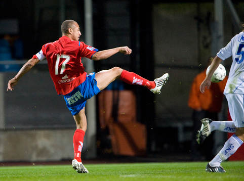 Straff, Henrik Larsson slår bollen på handen med straff