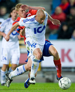 Thomas Olsson, Göteborg, stoppas av Markus Holgersson,