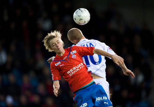 Rasmus Jönsson trycks i ryggen av Ragnar Sigurdsson