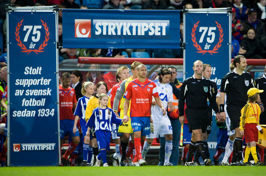 Henrik Larsson i täten när lagen marscherar in