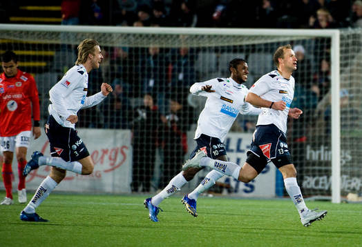 Hans Berggren med Yannick Bapupa, och Daniel Theorin, Gefle