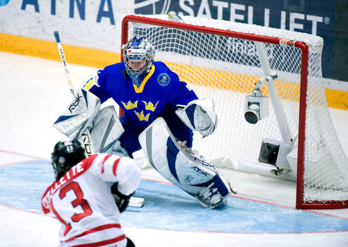 Caroline Ouellette, Kanada gör 1-0 på Sara Grahn,