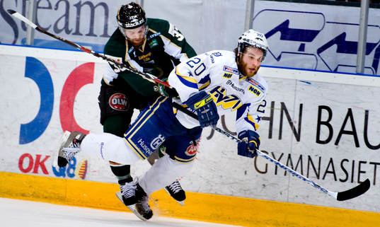 Ari Vallin, Färjestad, tacklar Kamil Piros, HV71