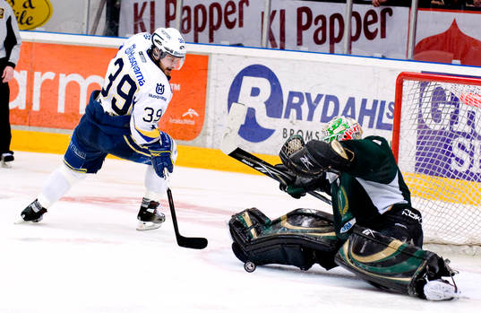 Jonas Gustavsson,  målvakt, Färjestad räddar en straff