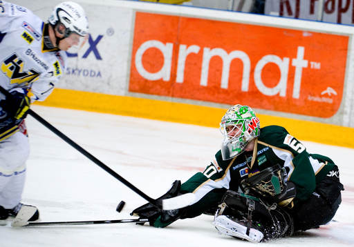 Jonas Gustavsson,  målvakt, Färjestad orsakar en straff