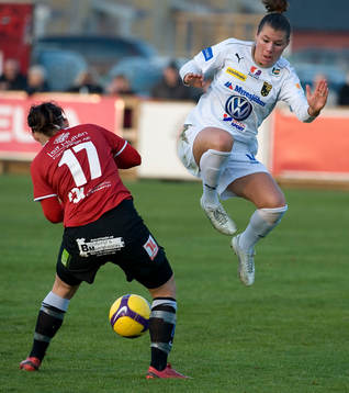 Ramona Bachman, Umeå, attackerar  Erla Arnadottir,
