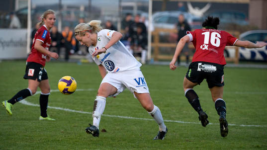 Lisa Dahlkvist, Umeå, först på bollen