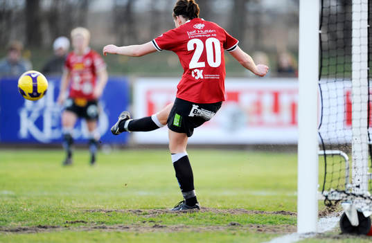 Mia Carlsson, Kristianstad, sparkar ut bollen