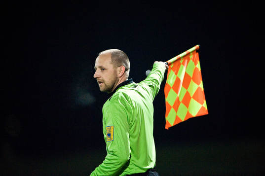 Assisterande domare, linjedomare, linjeman, flagga