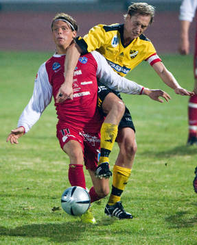 Bobby Alm Nilsson plockar ner Falkenberg
