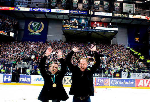Tränarna jublar, jubel Mikael Samuelsson och Per-Erik