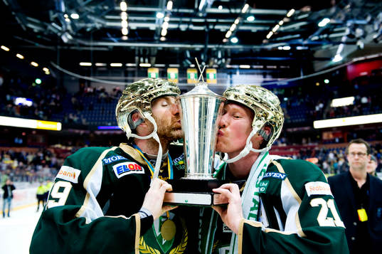 Peter Nordström och  Jörgen Jönsson, jubel, kysser