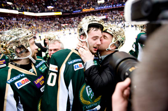Jonas Gustavsson, målvakt, kramas om. Svenska Mästare,