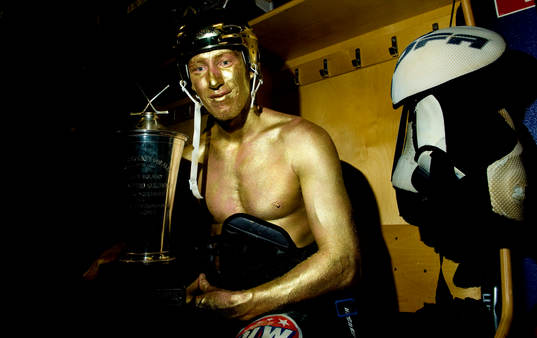 Jörgen Jönsson med medalj och guldhjälm. Svenska
