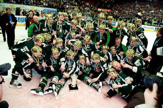 Färjestad lagbild med pokalen, SM-guld, jubel. Svenska