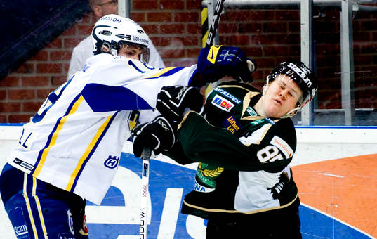 Nicholas Angell, HV71 ger Mikael Johansson, Färjestad en