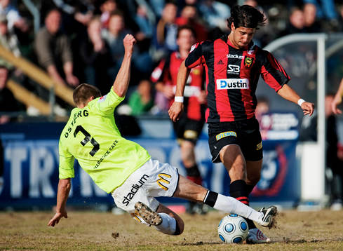 Mattias Östberg, Häcken, fäller Sinan Ayranci,