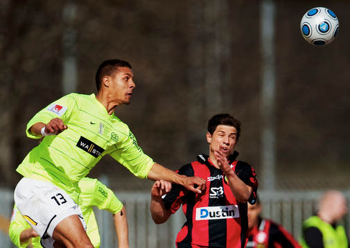 Mathias Ranégie, Häcken, nickar bollen framför Gabriel