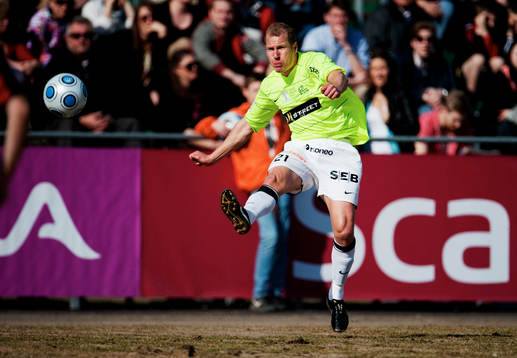Jonas Henriksson, Häcken, slår ett inlägg