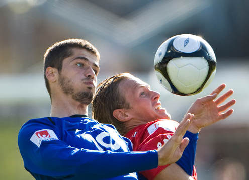 Ajsel Kujovic tar ner bollen framför Magnus Andersson