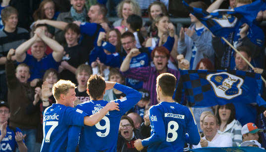1-1, Emir Kujovic som skojar med HBK-klacken samtidigt som