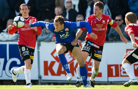 Emir Kujovic, som kvitterade för Halmstad, tar sig mellan