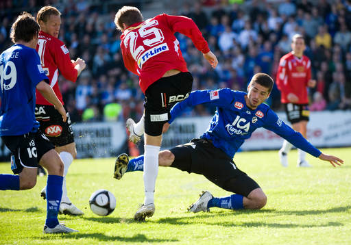 Rasmus Bengtsson rensar framför Ajsel Kujovic