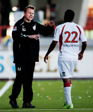 Roberth Johansson, tränare, Assyriska, instruerar Daniel