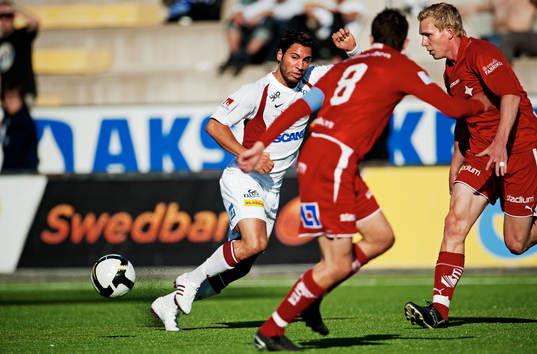 Stefan Batan, Assyriska, passar bollen