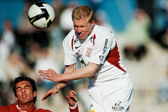 Fredrik Samuelsson, Assyriska, vinner en nickduell mot
