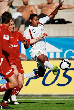 Daniel Lopes dos Santos, Assyriska, tar emot bollen