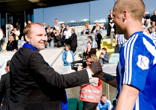 Håkan Mild, sportchef gratulerar Ragnar Sigurdsson