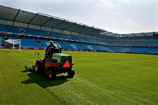 Fotboll, Pressvisning på Swedbank Stadion, Arena.  Gräset