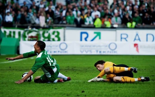 Charlie Davies, Hammarby, fälls i straffområdet av
