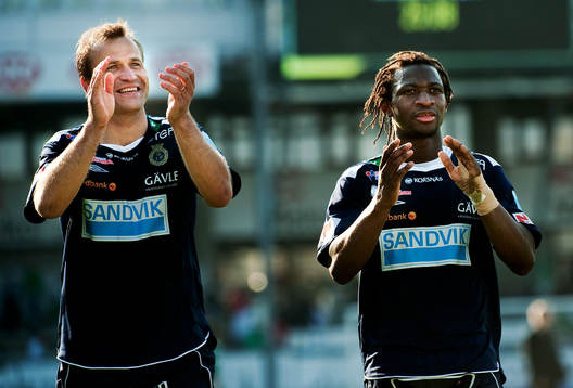 Målskyttarna Hans Berggren och Amadou Jawo, tackar fansen