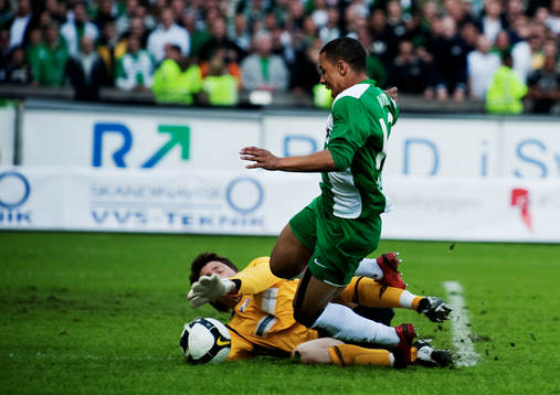 Charlie Davies, Hammarby, fälls i straffområdet av