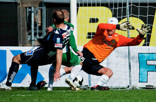 Hans Berggren, Gefle, gör 0-1 bakom Kristoffer Björklund,
