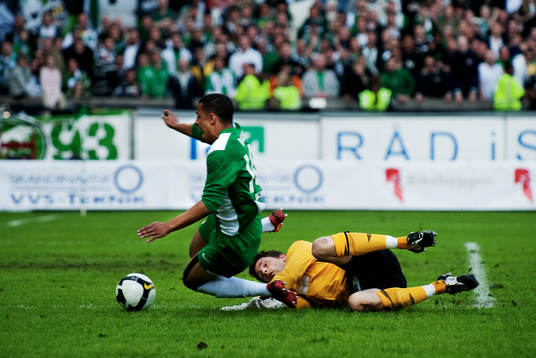 Charlie Davies, Hammarby, fälls i straffområdet av