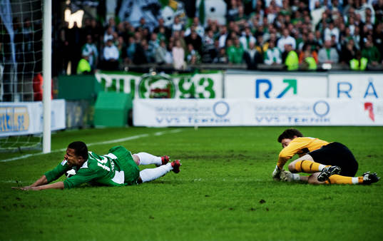 Charlie Davies, Hammarby, fälls i straffområdet av