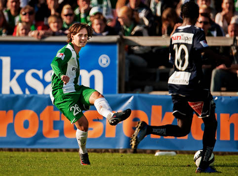 Simon Helg, Hammarby, passar bollen