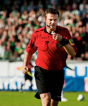 Sven-Martin Åkesson, domare, i färd med att dela ut ett
