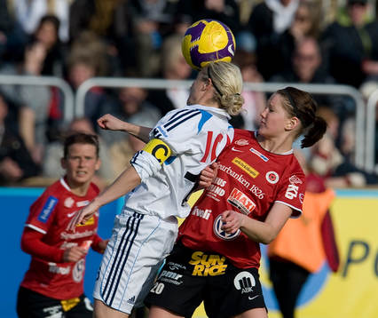 Mia Carlsson i nickduell med DIF:s Victoria Svensson
