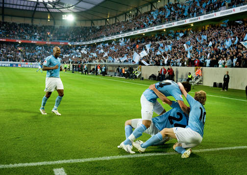 Agon Mehmeti, Malmö har gjort 3-0. Jubel från en fullsatt