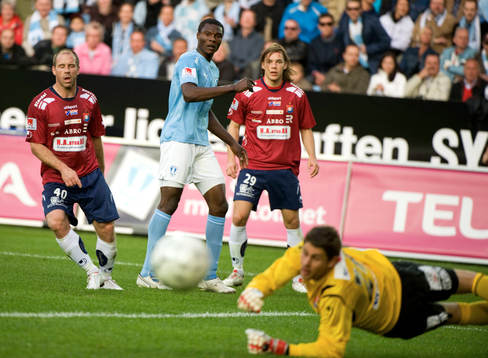 Edward Ofere, Malmö skjuter ett skott mot Nathan Coe,