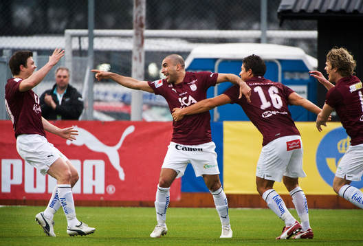 Arash Bayat, Qviding, gör 2-1. Jubel Qviding
